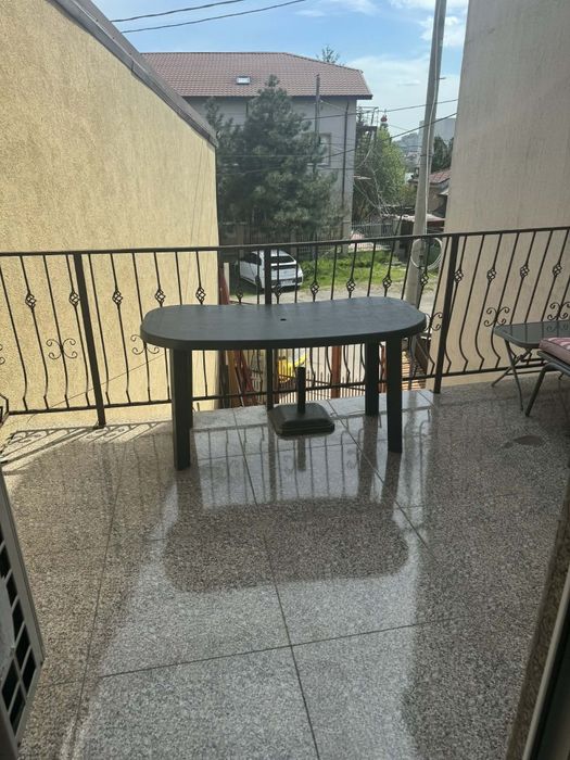 Casa la curte de vanzare