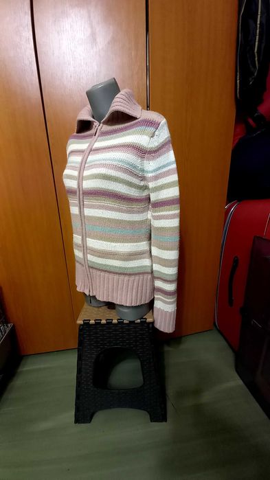 Pulover dama Evie UK cu dungi roz-albe, guler si fermuar