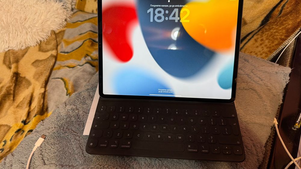 iPad Pro 12.9” (4th Gen) 256GB + Magic Keyboard – Отлично състояние