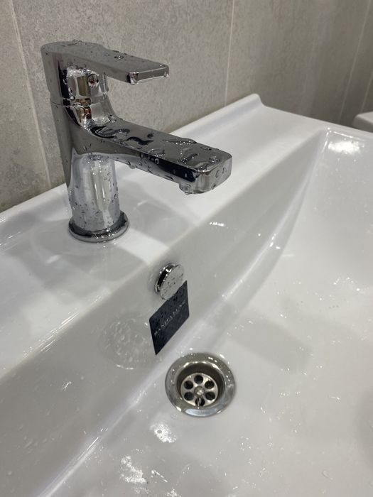 Стильный кран на раковину