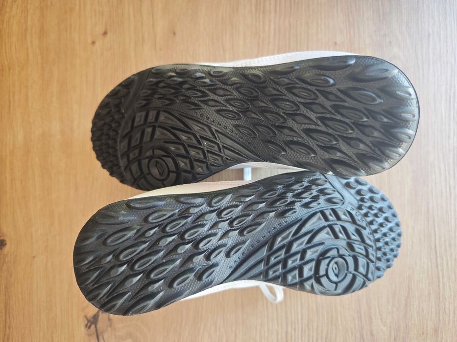 Футболни стоножки LOTTO 32 номер