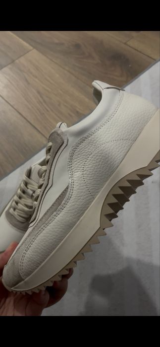 Продам новые кроссовки