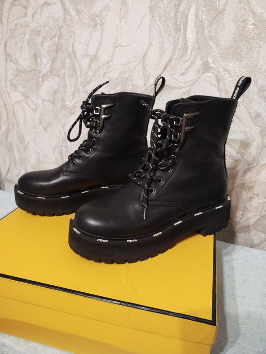 Продаю ботинки  FENDI б/у 15000тенге