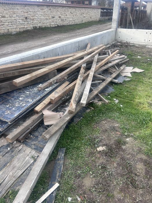 Дървени греди и платна за кофраж