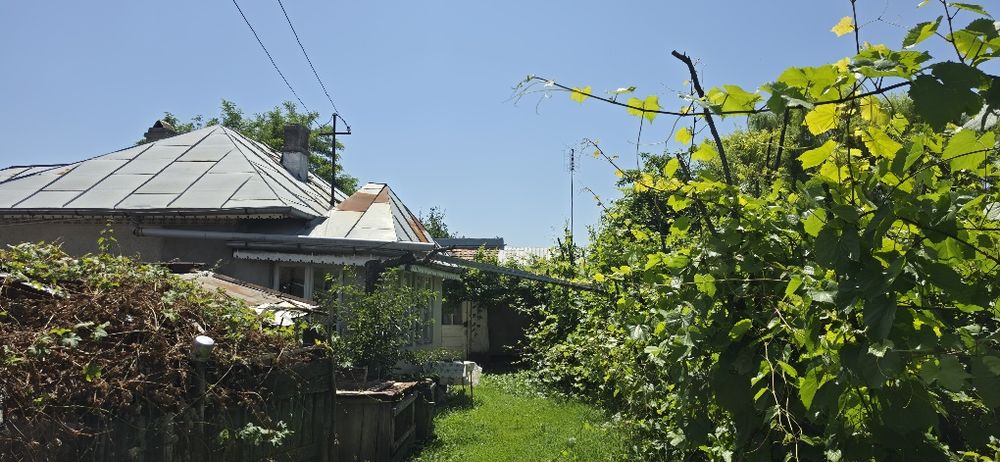 Teren intravaliat cu casa Husi