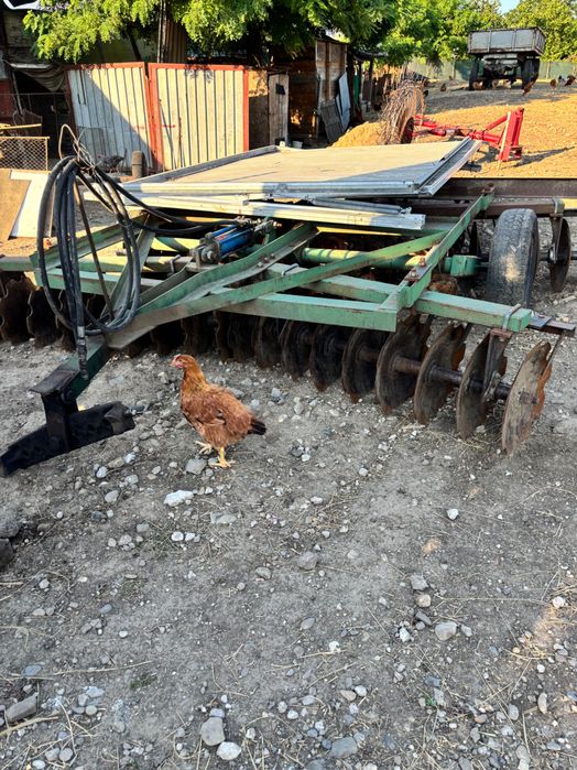Pachet utilaje agricole tractor U650, 2 pluguri, disc, remorca, greblatoare, cositoare, met si mig