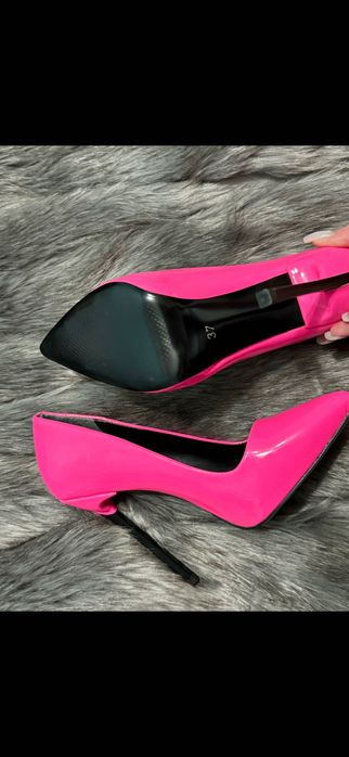 Високи розови токчета