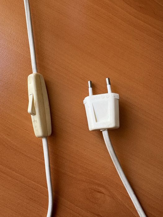 Стилна настолна лампа със стъклена основа