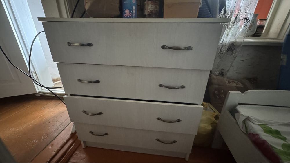 Продам 2 кресла,комод и шкаф