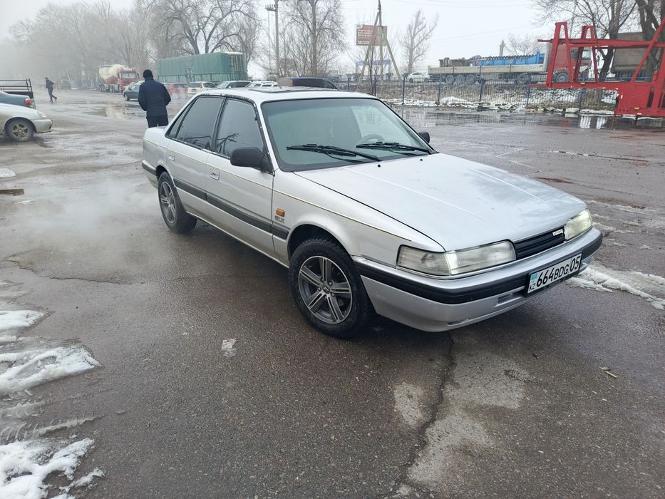 Мазда 626 седан.