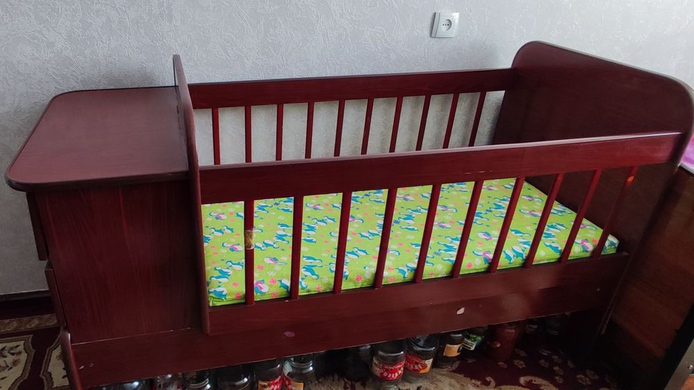 Detiskiy kravat sotiladi Matrasi bilan Narxi 300.000som  Holati yaxshi