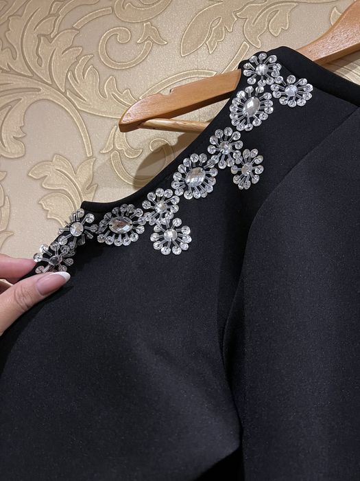 Кофта со стразами на одно плечо