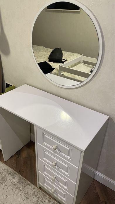 Продам туалетный столик