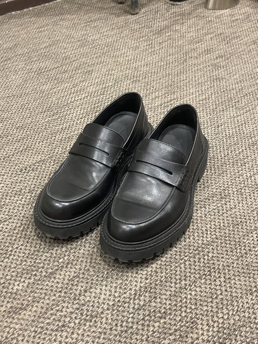 Лоферы с простроченным носом на рифленой подошве