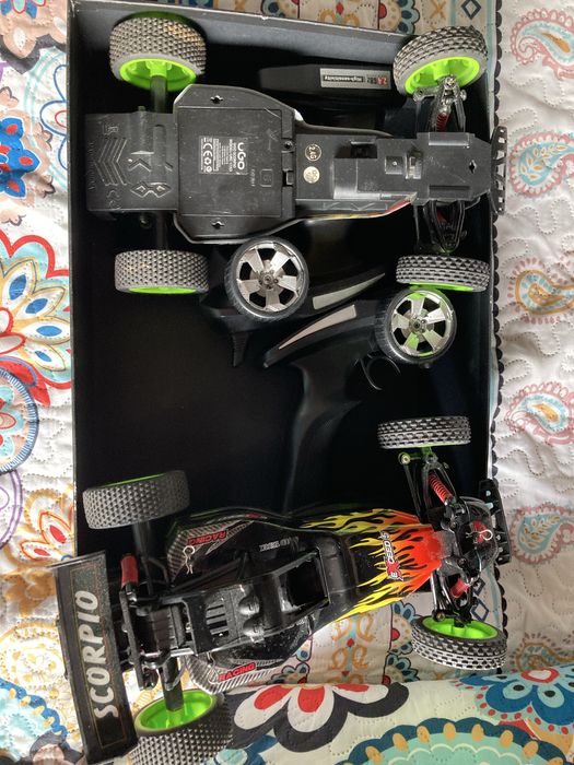 Doua masinute RC cu telecomanda 2.4 ghz UGO Scorpio 1153 drift 30 cm