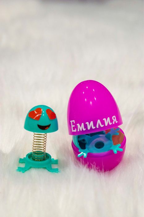 Персонализирани великденски яйца с играчка