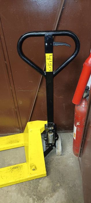 Продавам палетна количка 2.5т