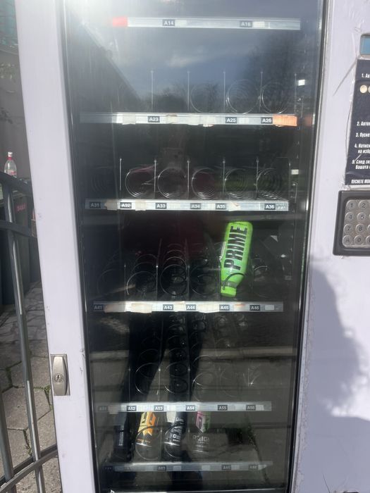 Продавам вендинг машина за напитки и пакетирани храни