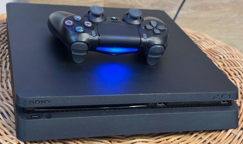 Playstation 4 Slim Modat  Jailbreak GoldHEN 12.5 + 2 Manete