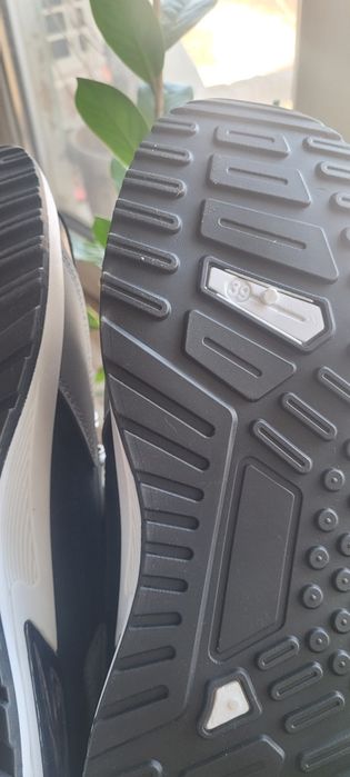 Продам кроссовки новые