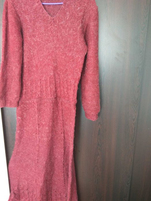 Плетена рокля в бордо.