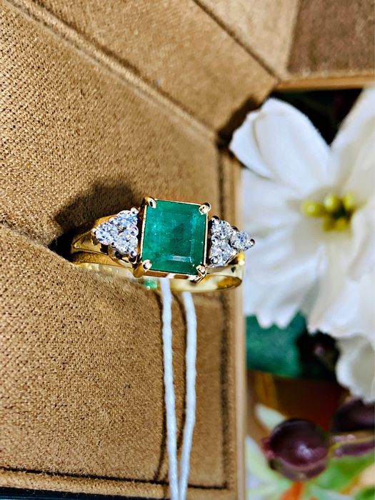 золотое кольцо с бриллиантами и натуральным камнем – Изумруд