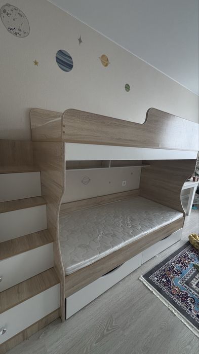 Двухъярусная кровать с матрасами