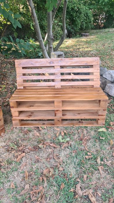 Пейки от палети боядисани и изшкурени