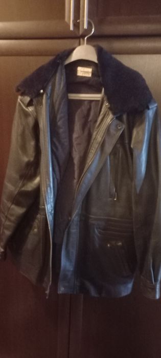 Кожено яке на цвят - черно