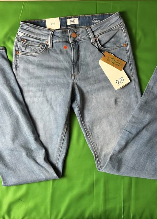 Blugi albastru deschis