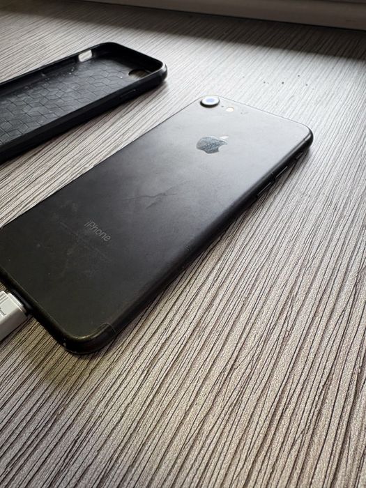 Apple Iphone 7  98% battery