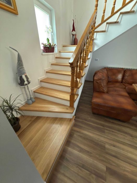 Scari de interior din lemn masiv (trepte / contratrepte) stejar/frasin