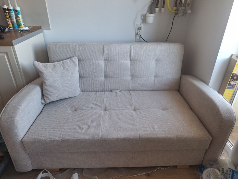 De vânzare canapea extensibilă elegantă și compactă