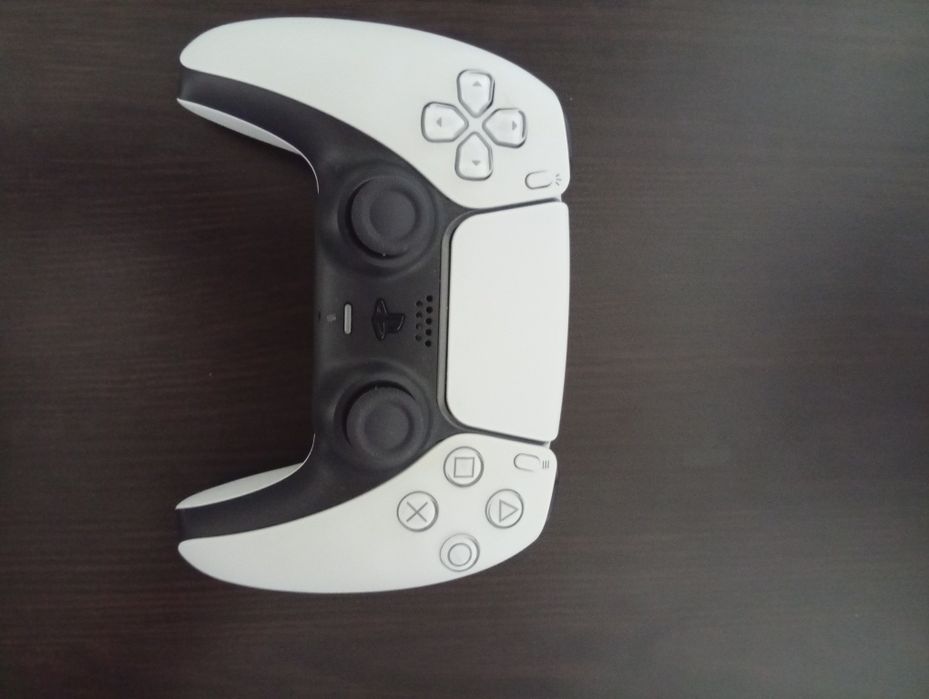 Vând Ps5 Nou perfect funcțional cu manetă originala cu toate cablurile cu 2 jocuri și cu tastatura și mouse led