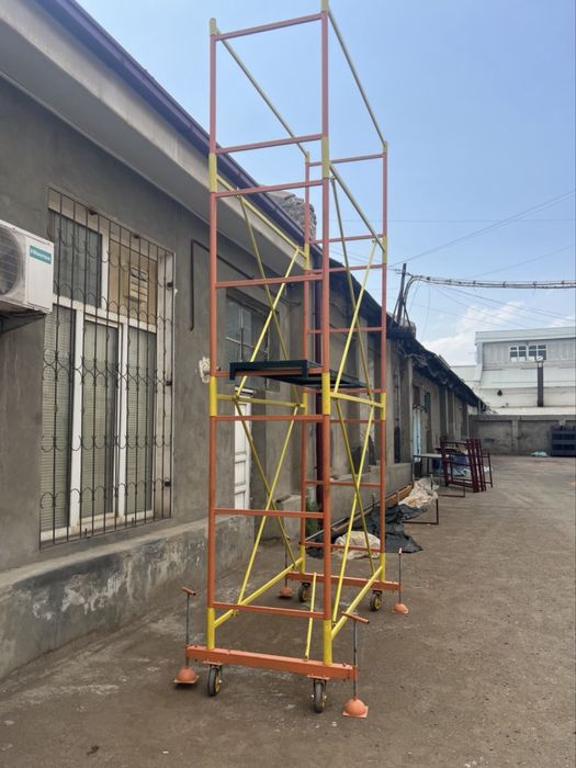 Производство лесов (вышек тур) с боковым ограждением для безопасности