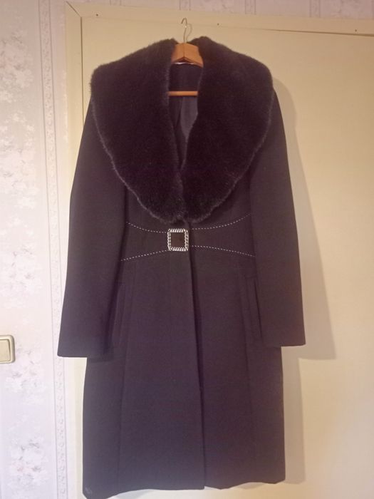 Елегантно черно палто с яка от изкуствена кожа