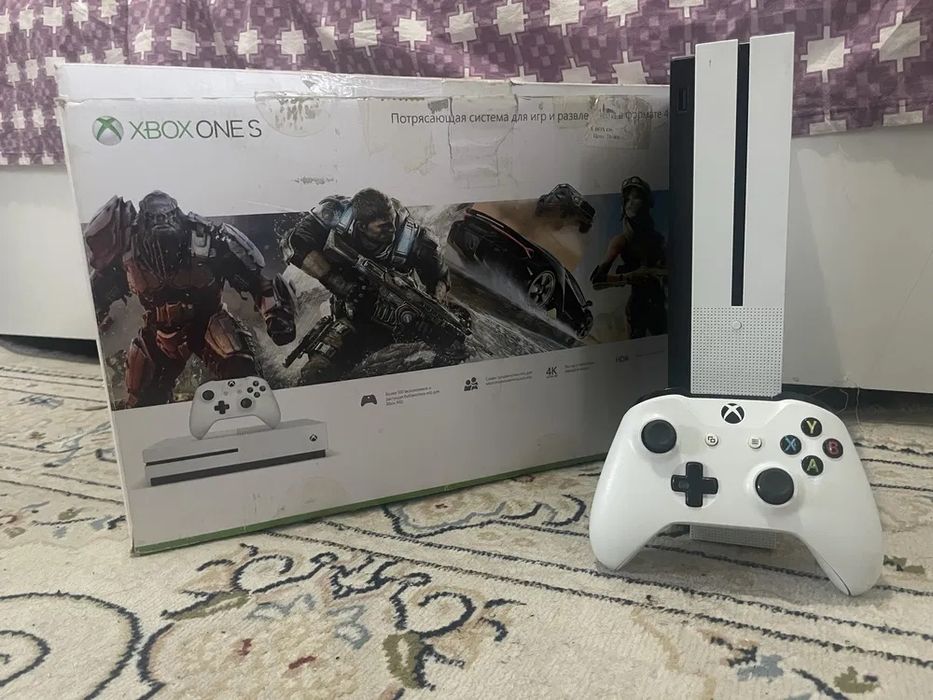 Продам Xbox One s 1 ТБ СРОЧНО !