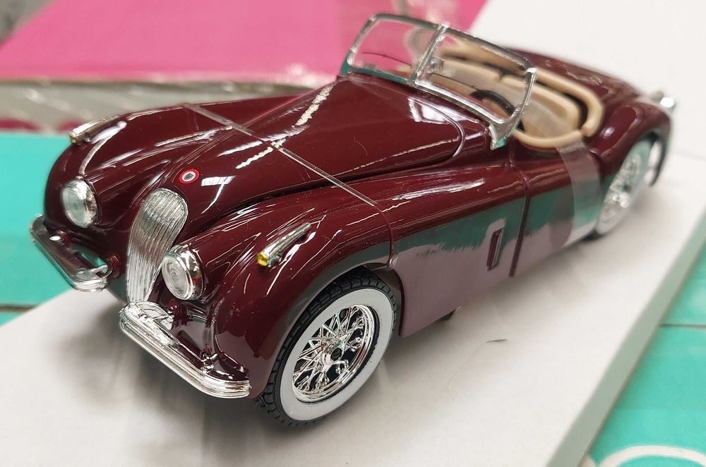 Jaguar XK 120 roadster 1951 - Bburago 1:24 - absolut noua, in cutia originala !