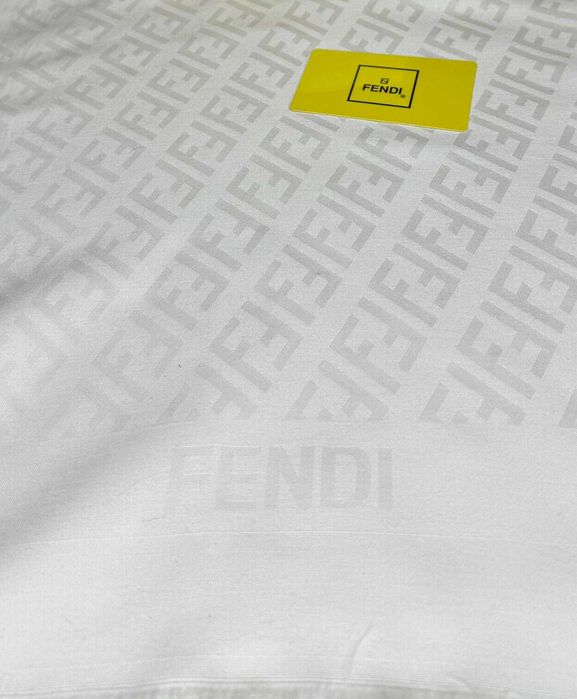 Fendi-Автентичен чисто нов дамски шал от коприна