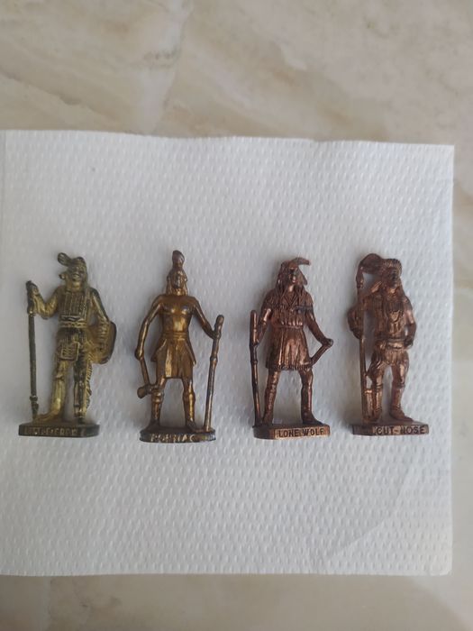 продавам колекции на фигурки от киндер на серии