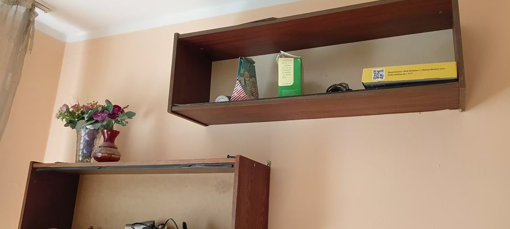 Продам трюмо-трильяж и книжные полки
