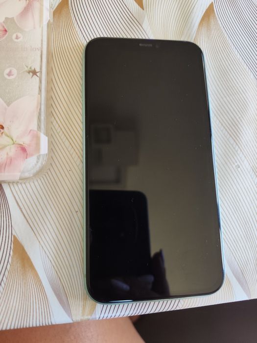 Продавам iPhone 11