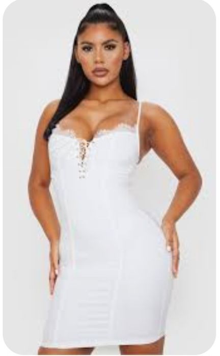 Бяла рокля Pretty Little Thing