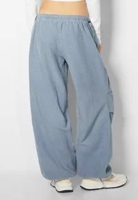 Син парашут панталон от Bershka, размер М