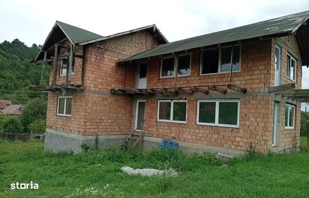 Doua case amplasate pe un teren de 1398 mp ,Porumbeni