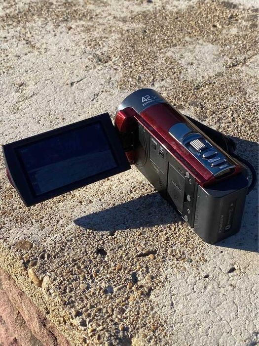 (Нов) Sony Handycam HDR-CX130E (Red)