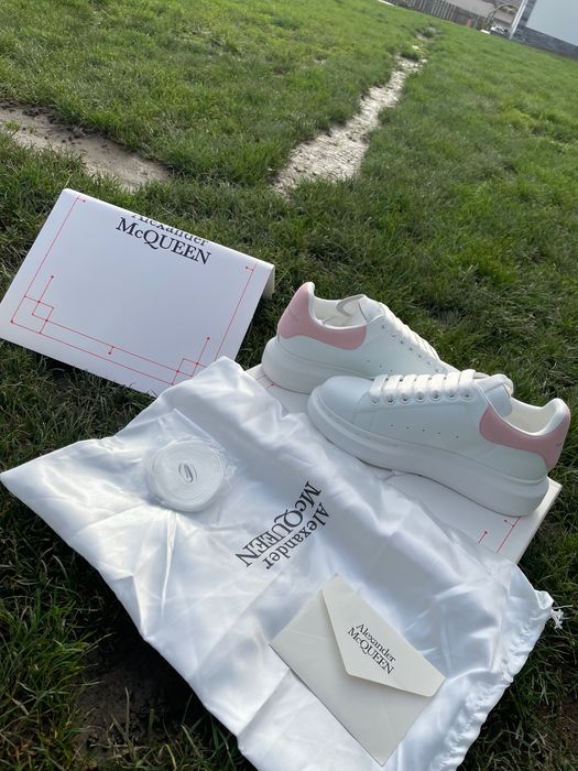 Vând Alexander McQueen