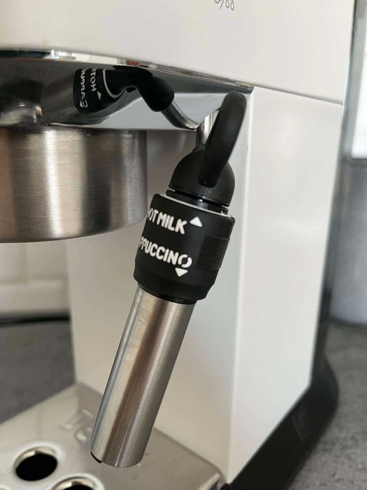 Еспресо кафемашина Delonghi Dedica EC685.W 1350W (Бяла) 15 Bar