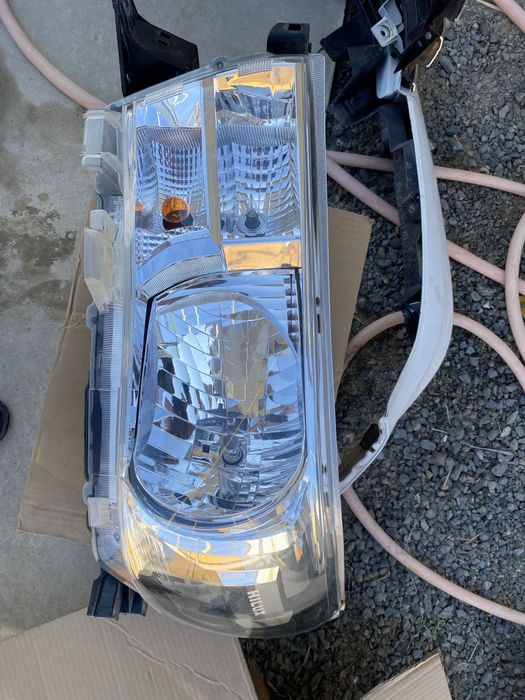 Передние Фары оригинал на Toyota Hilux (2017)