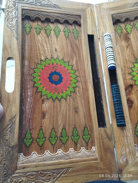 Торангул дарахтидан ясалган чиройли нарда.